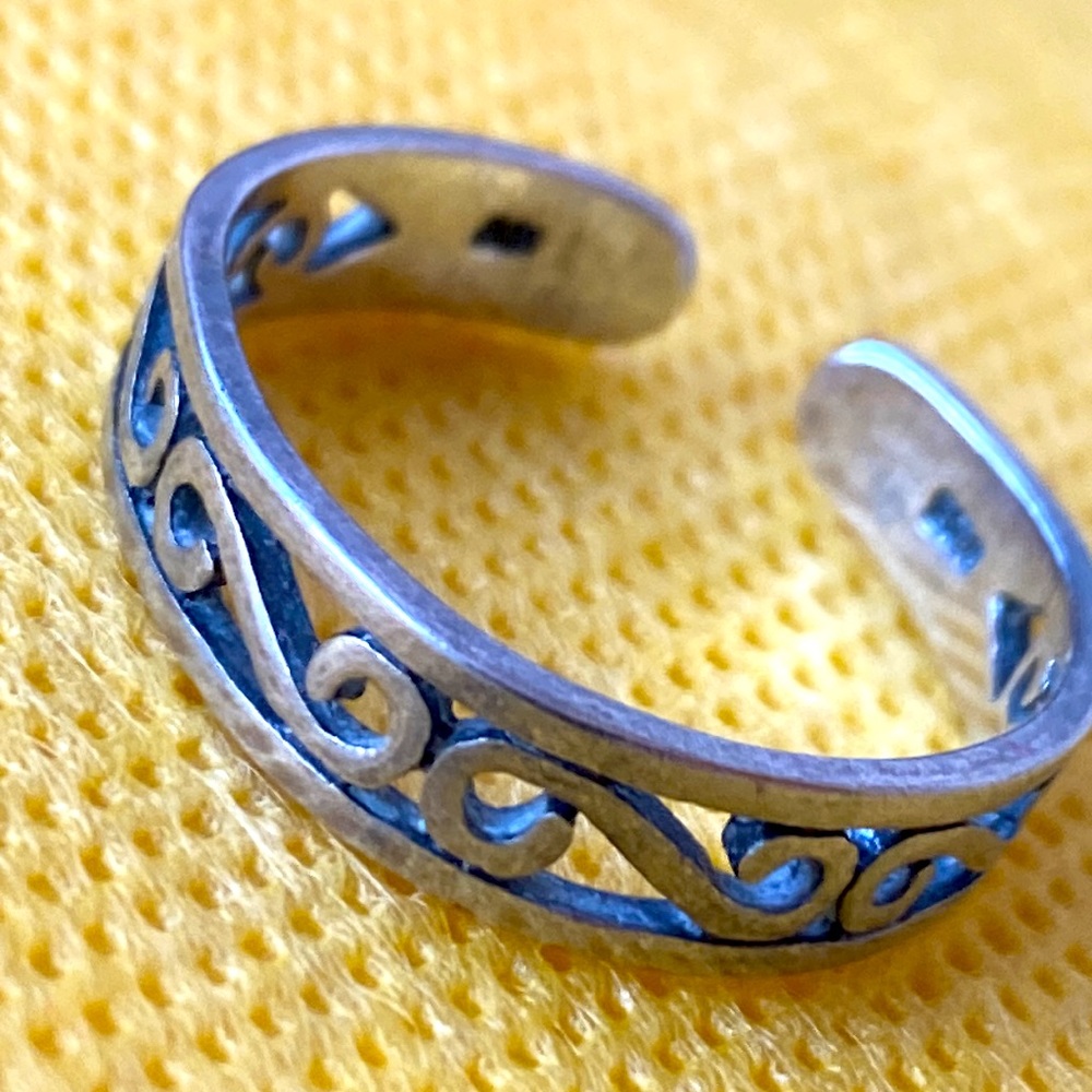 Vintage sterling silver cut out toe ring